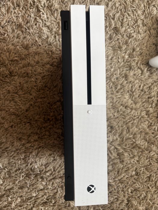 Vând Xbox One S 1TB – 2 controllere + acumulatori + jocuri