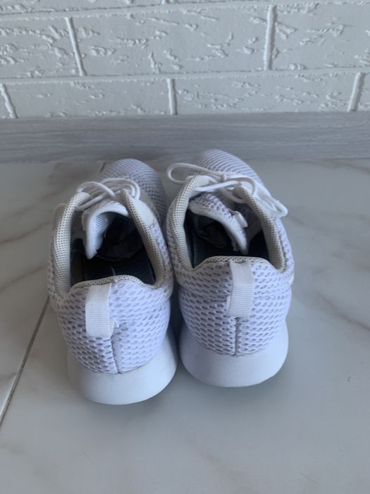 Спортивные кроссовки