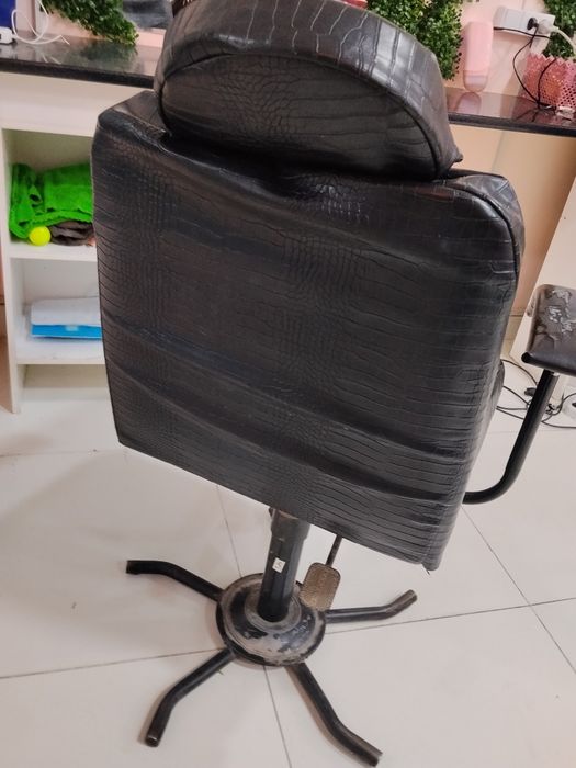 Kreslo sotiladi narxi kelishiladi