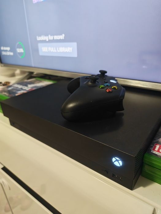 Vand Xbox One X 1T o maneta + jocuri