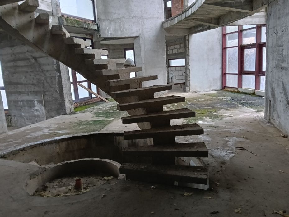 Vând vila cu piscina interioara la rosu cu 3000mp teren