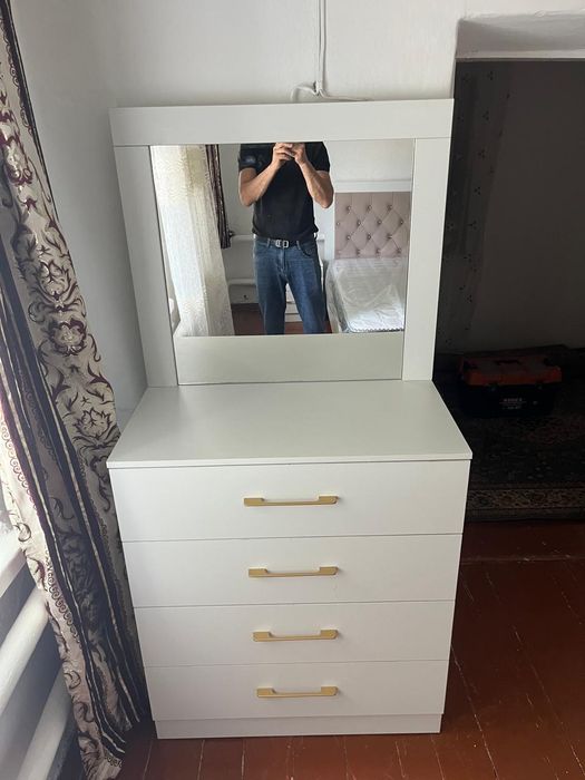 Комоды ,тумбы ,стол письменный