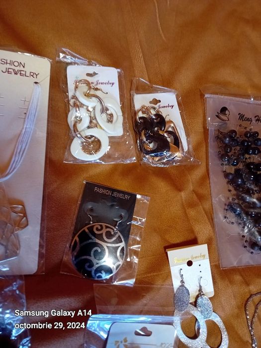 Cercei ,lănțișoare, brățară se picior.