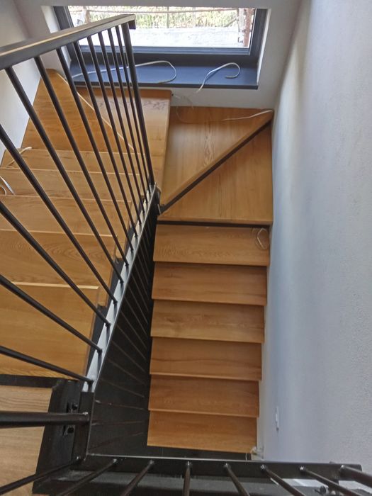 Tamplar execut uși de lemn masiv foișoare terase scări