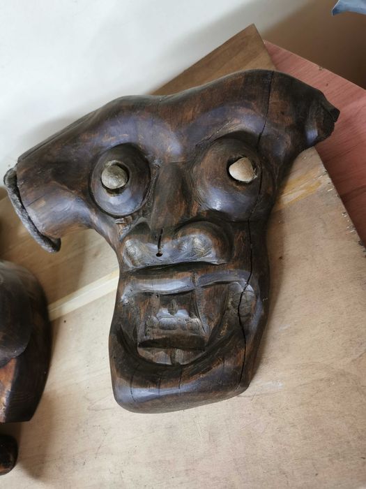 Маска от дърво и метал