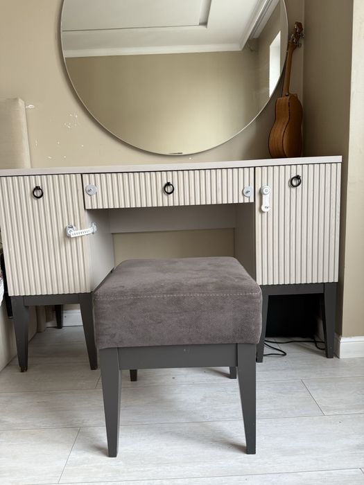 Туалетный столик с пуфиком