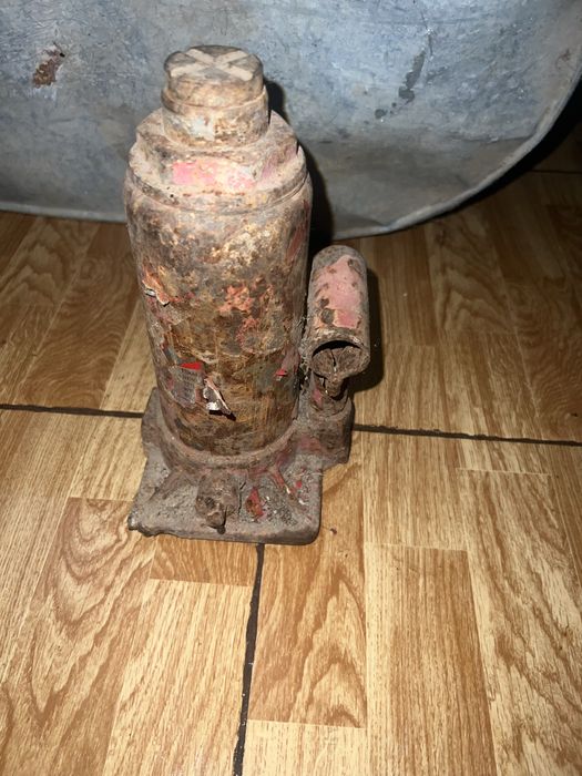 Домкрат для автомобилья