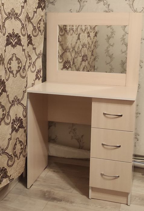 Продам стол туалетный с зеркалом