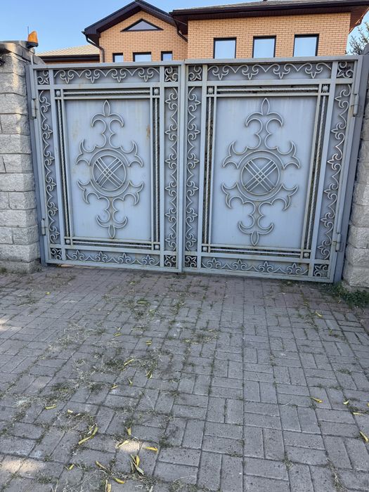 Ворота распашные с калиткой.