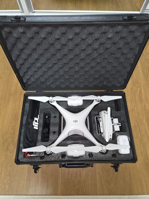 Dji Phantom 4  ,ca nouă  !