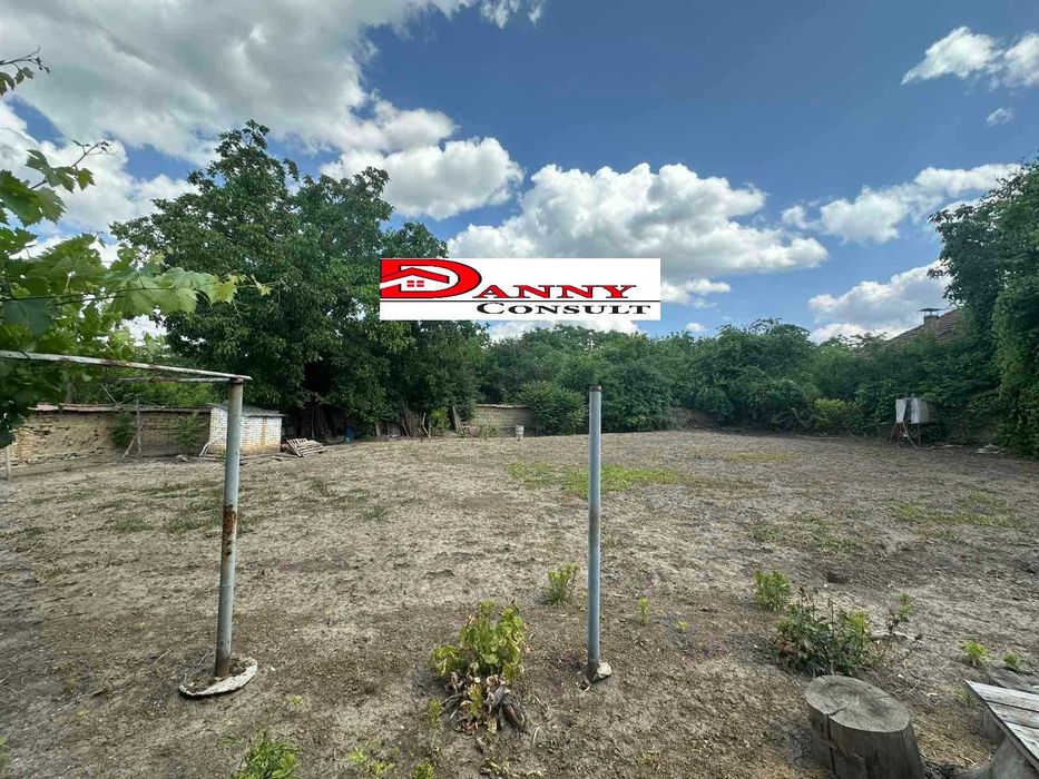 Двуетажна къща с двор и кладенец в с. Караисен