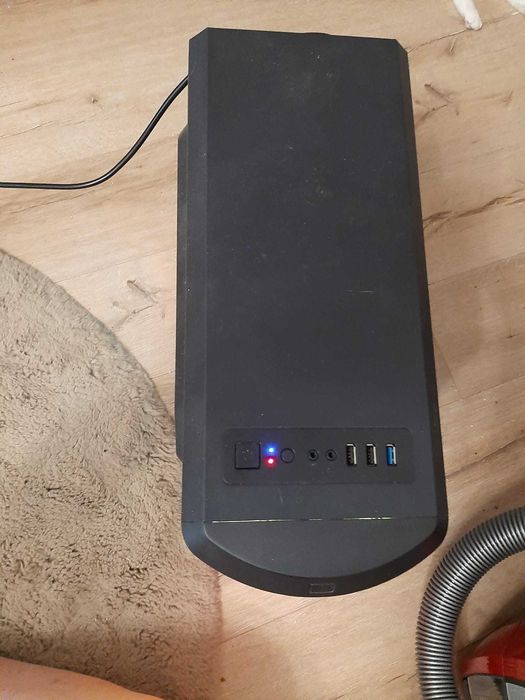 Carcasa interesanta PC - (vine cu un ventilator de 120mm)