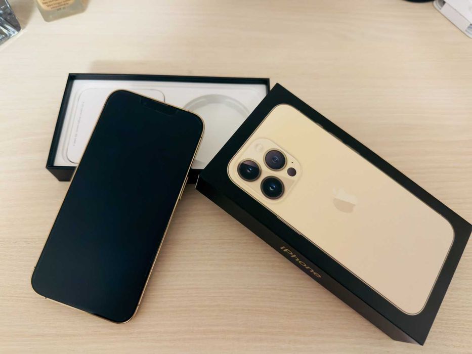 iPhone 13 Pro, перфектен, с много безплатни аксесоари към него