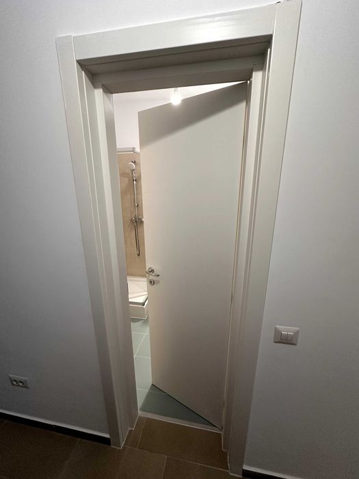Vand 2 usi de interior, stare foarte buna, albe MDF