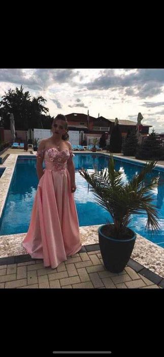 Vand rochii superbe, marimi s,m,l...purtate o singura data!