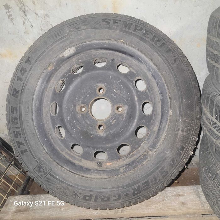 15 и 14 и 13 гуми с джанти.Също така и запазени седалки