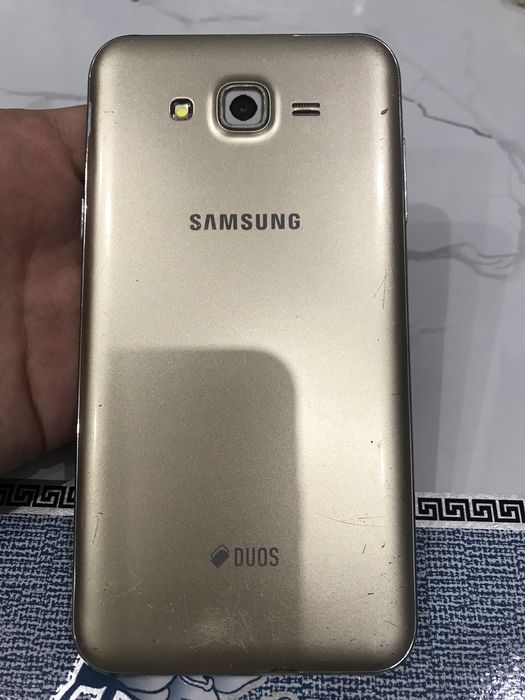 Продам смартфон Samsung J1 и J7