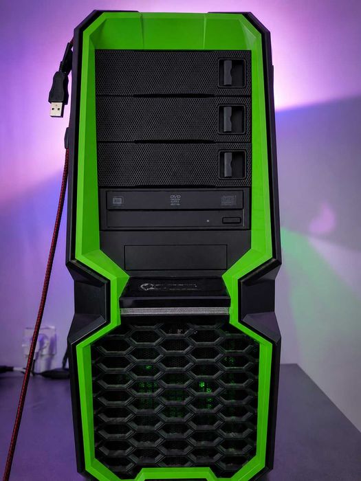 Продавам настолен компютър – Intel i7-6700 / 16GB RAM / SSD 256 GB / AMD R9 380 4GB