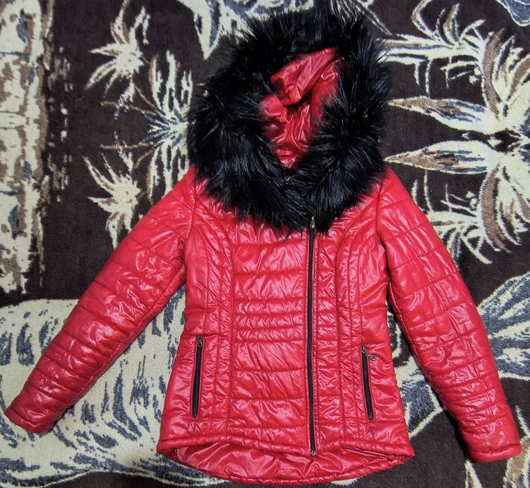 Червено зимно яке