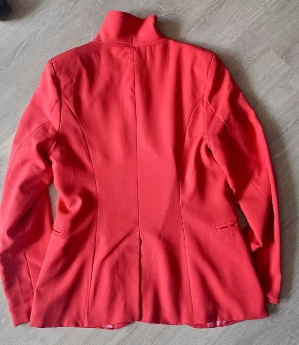Продам пиджак кораллового цвета