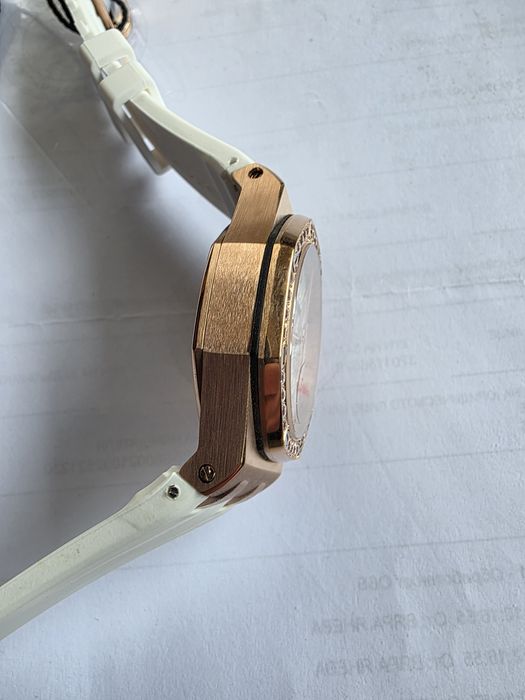 Дамски луксозен часовник Audemars Piguet 37 mm
Royal Oak Offshore 37mm in Rose Gold with Diamond Bez