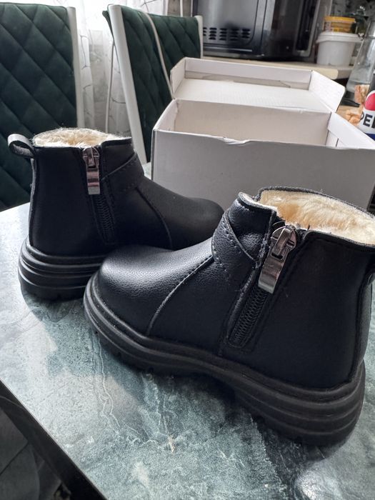 Продам детские ботинки