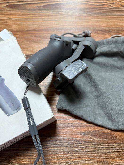 Стабилизатор DJI Osmo Mobile 3 для смартфонов.