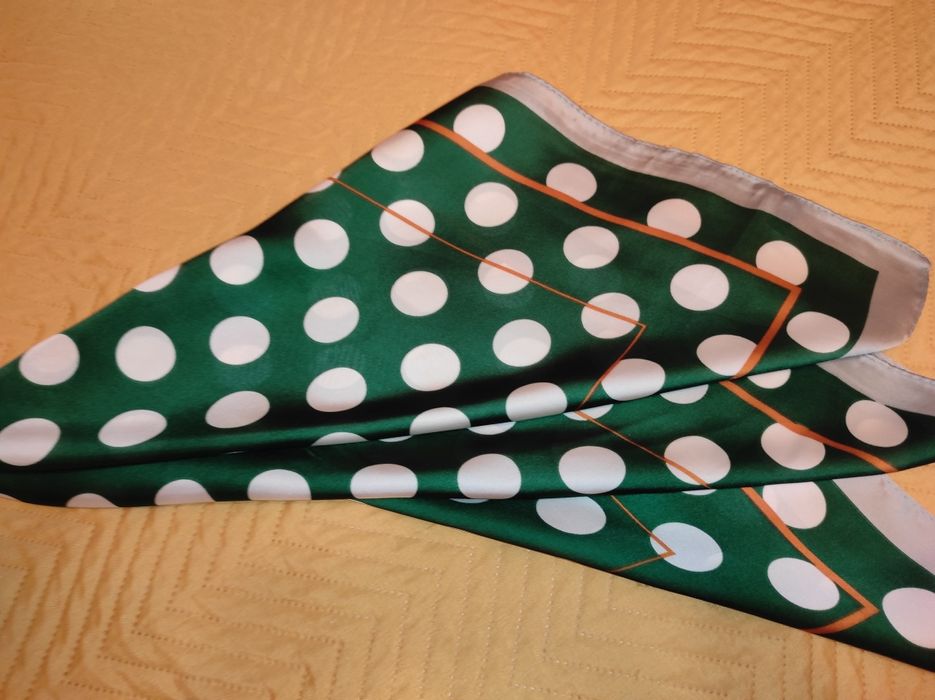 Eșarfa eleganta polka dot