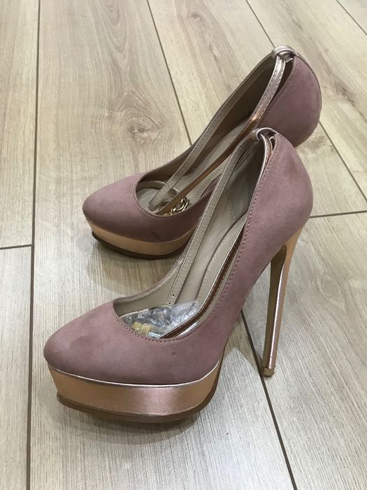 Дамски обувки на висок ток