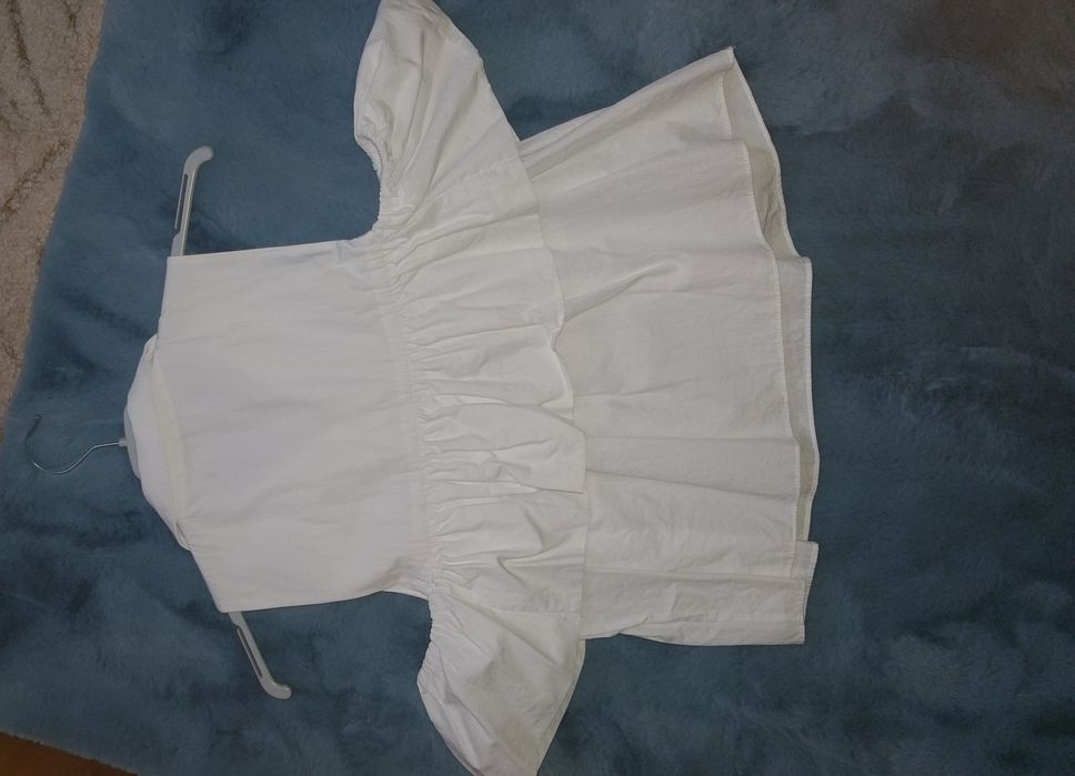 Bluza alba ZARA umeri goi si volane