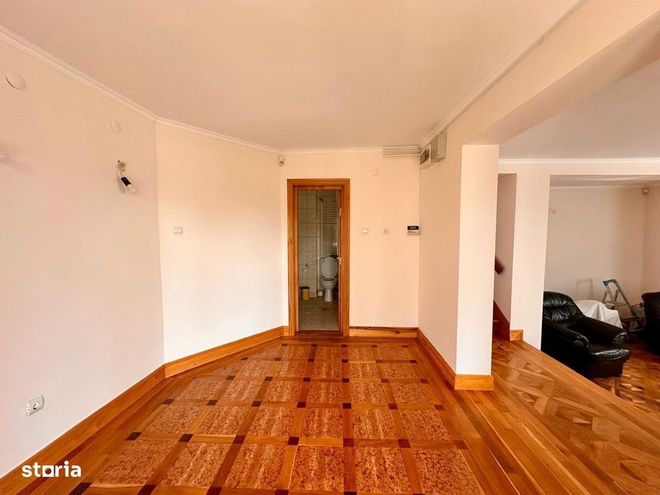 Casă cu 4 camere, curte mare și garaj