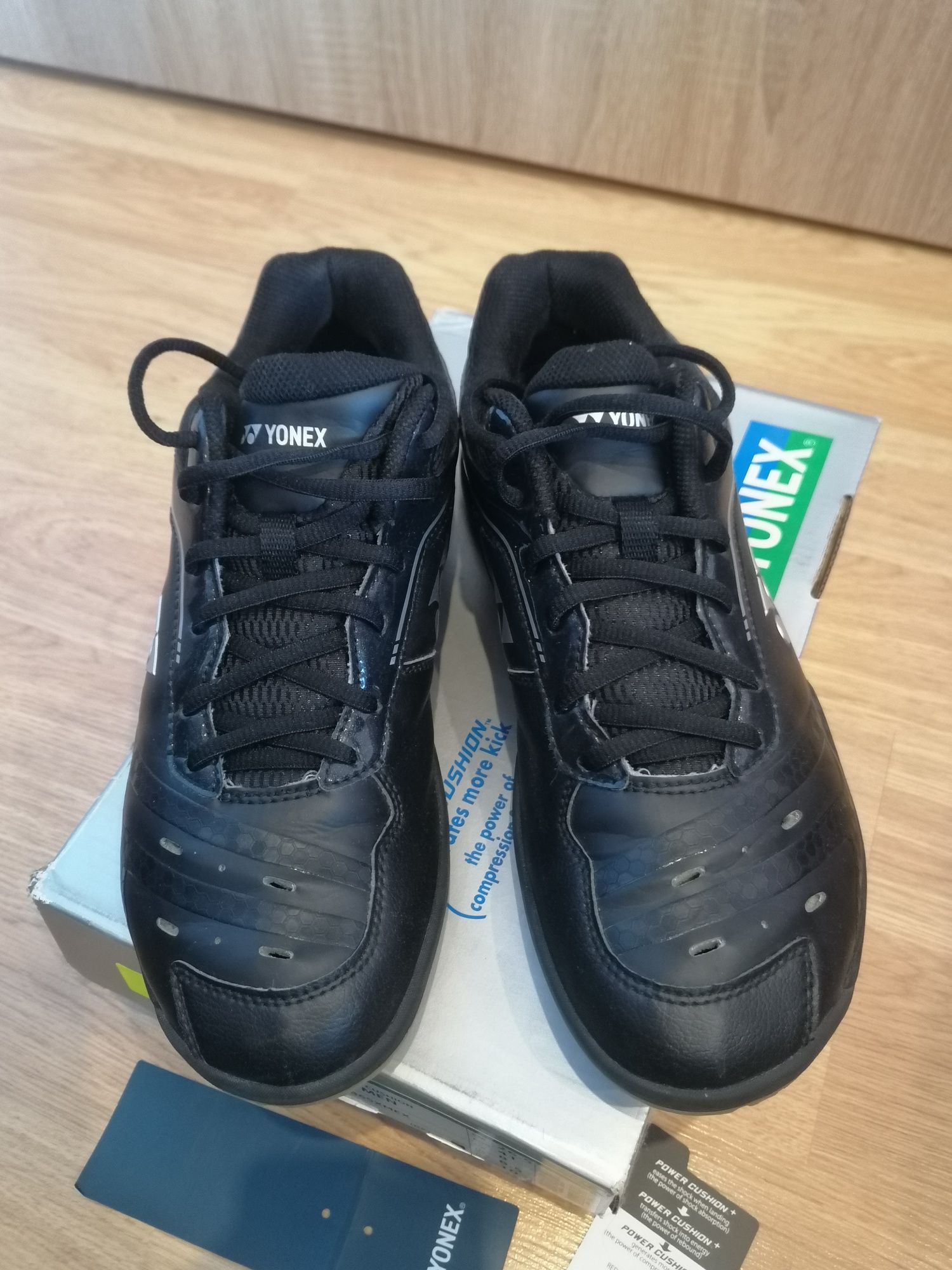Обувки за бадминтон Yonex гр. Оряхово • OLX.bg