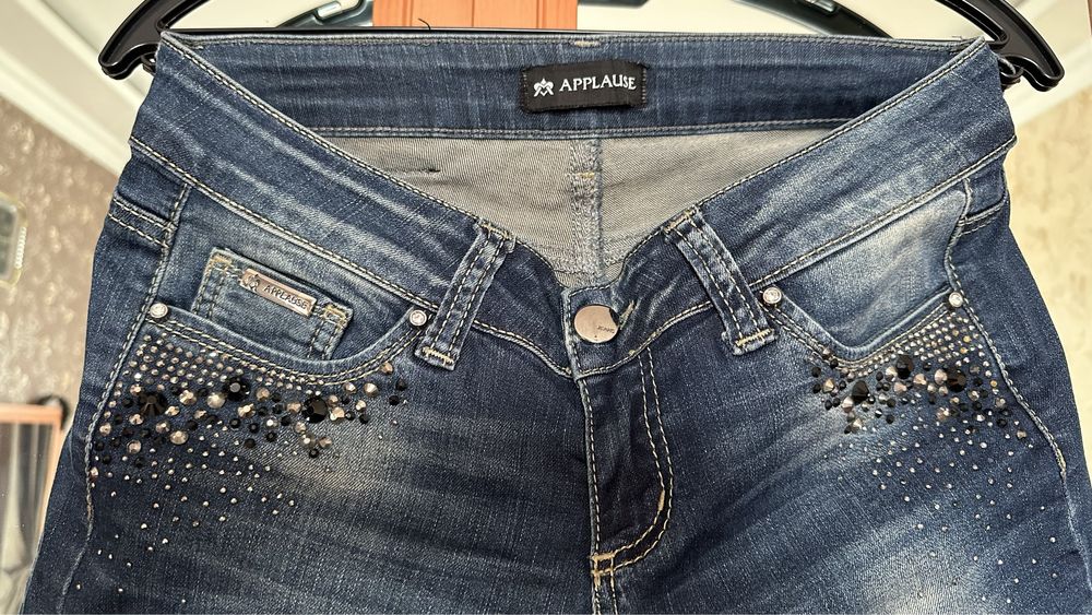 Джинсы со стразами.
