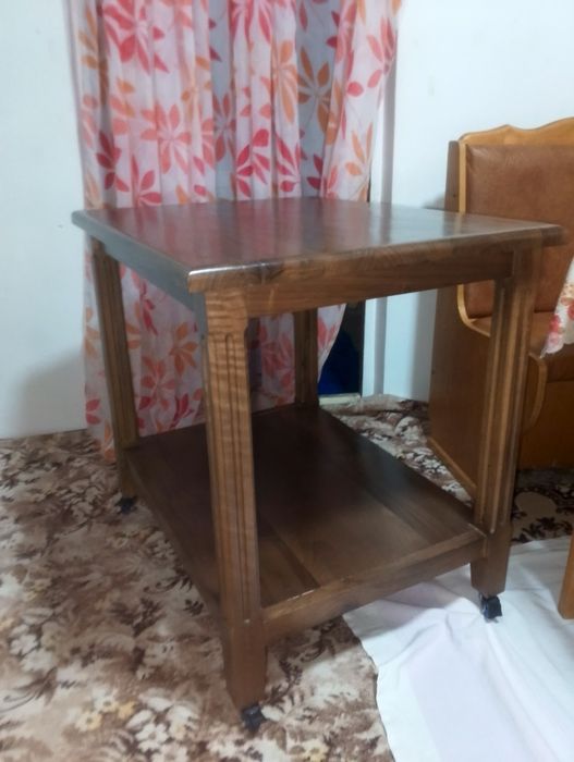 Срочно продаётся стол сделано из орехом в хорошем состоянии