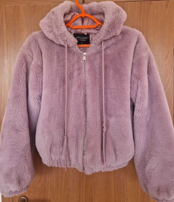 Късо пухено яке за момиче. Много леко.