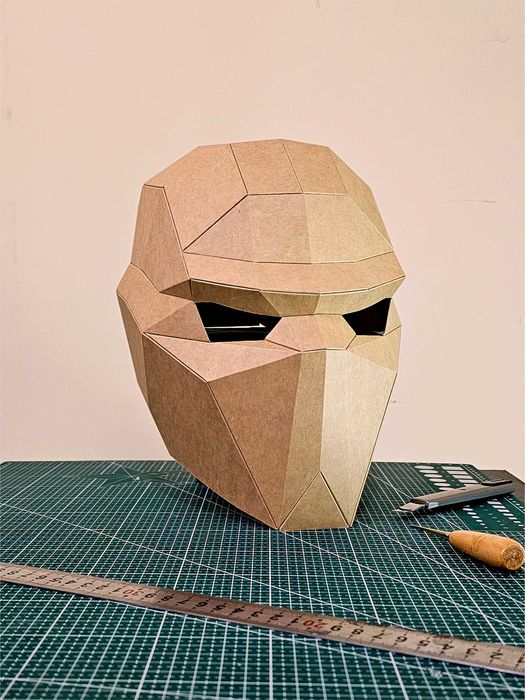 Декоративный 3D шлем из крафт-картона