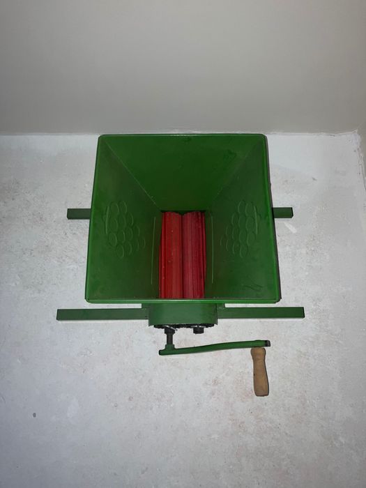 Метална мелачка за грозде