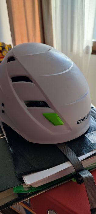 Casca echipamente de munte