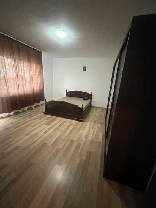 Închiriez garsoniera