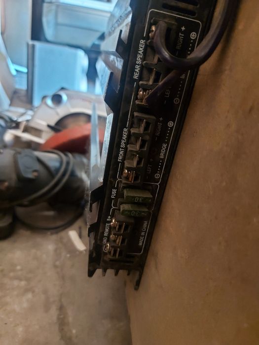 Продам большой сабвуфер с усилителем !