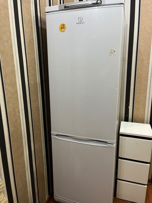 Продам холодильник Indesit