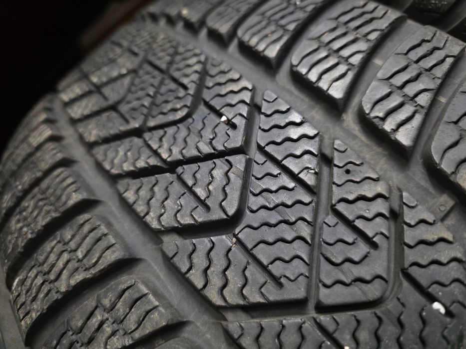 Зимни гуми пакет 225 45 18 и 255 40 18 - Pirelli BMW