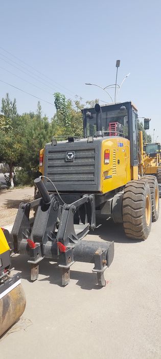 Грейдер фирма XCMG 215