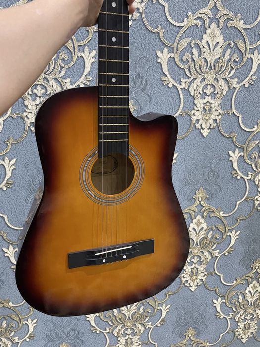 Gitara akustik sotiladi xolati zoʻr yangi urgatiyotganlar uchun mos
