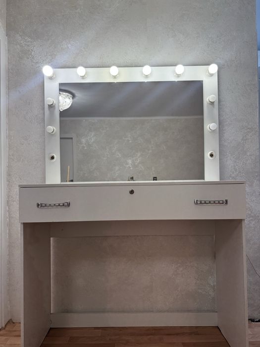 Косметический столик