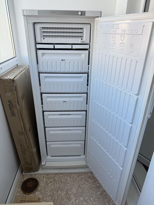 Продам морозильник Indesit
