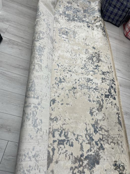 Продаю ковер 3/4 и люстру.