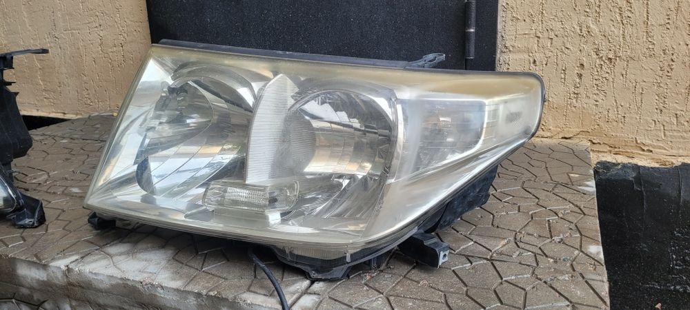 Продам пару передних фар тойота 200