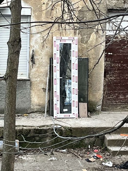 Врати за баня  бели със огледало от едната  страна по желание