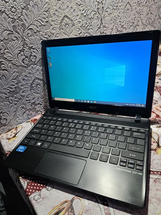 Vând acer aspire one